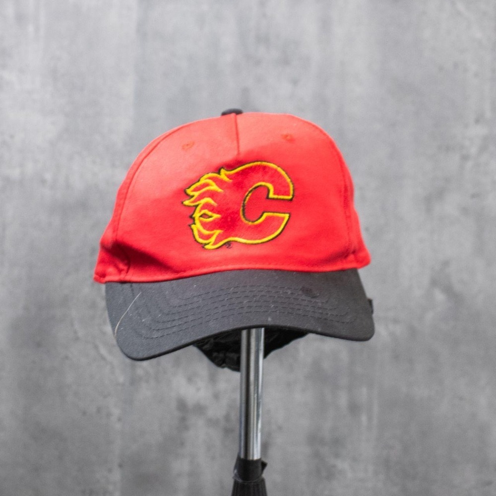 Vintage Y2K Calgary Flames two-tone snapback hat